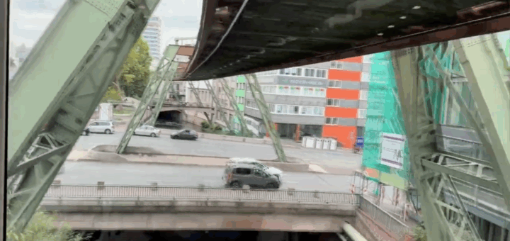 Angelika Pauly: Schwebebahnfahrt